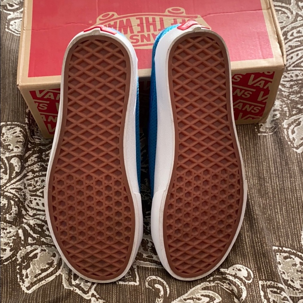 • Vans • - Picture 4 of 8